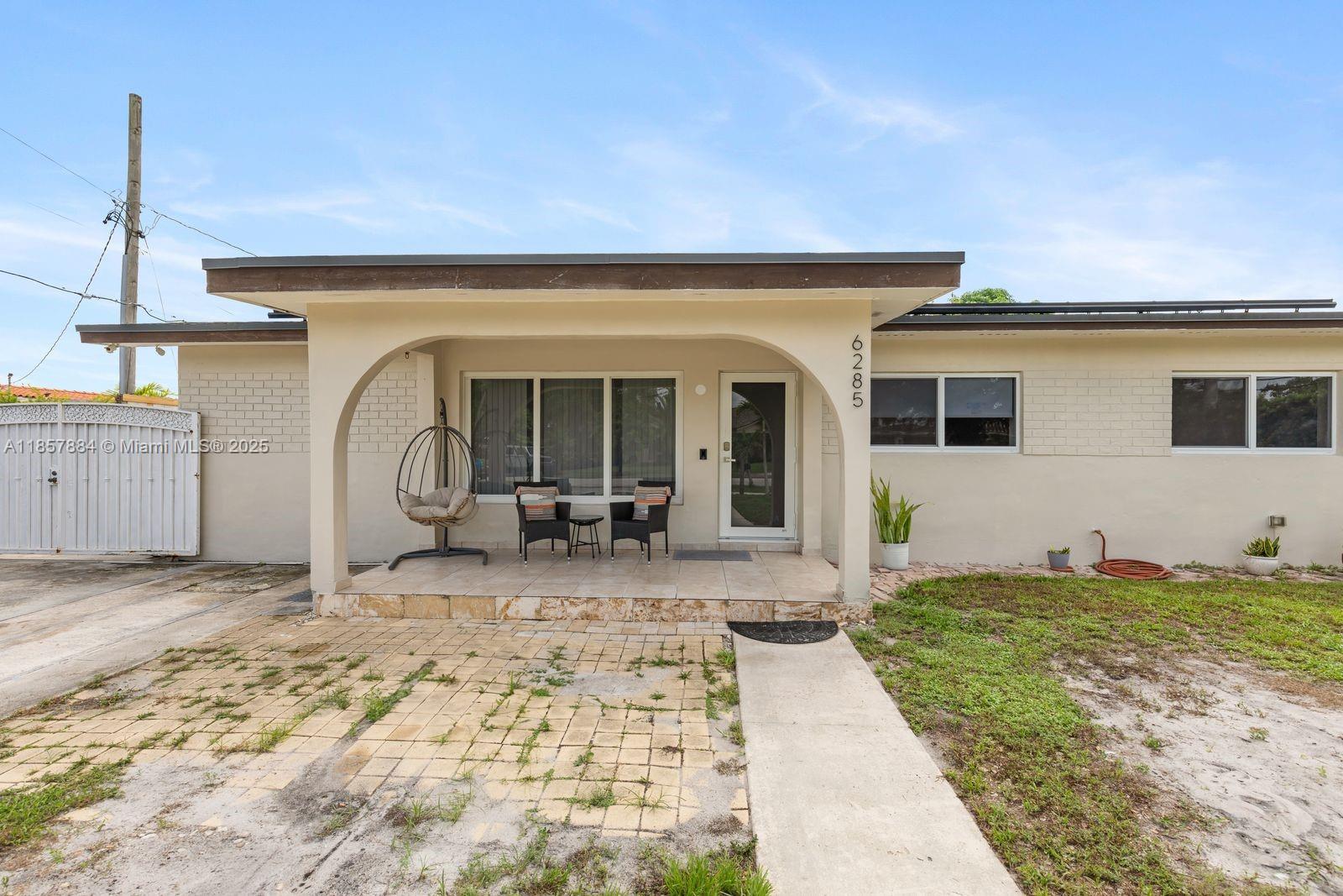 Large house, ideal for a large family.
It features a new roof and impact windows and doors for greater security and energy efficiency.