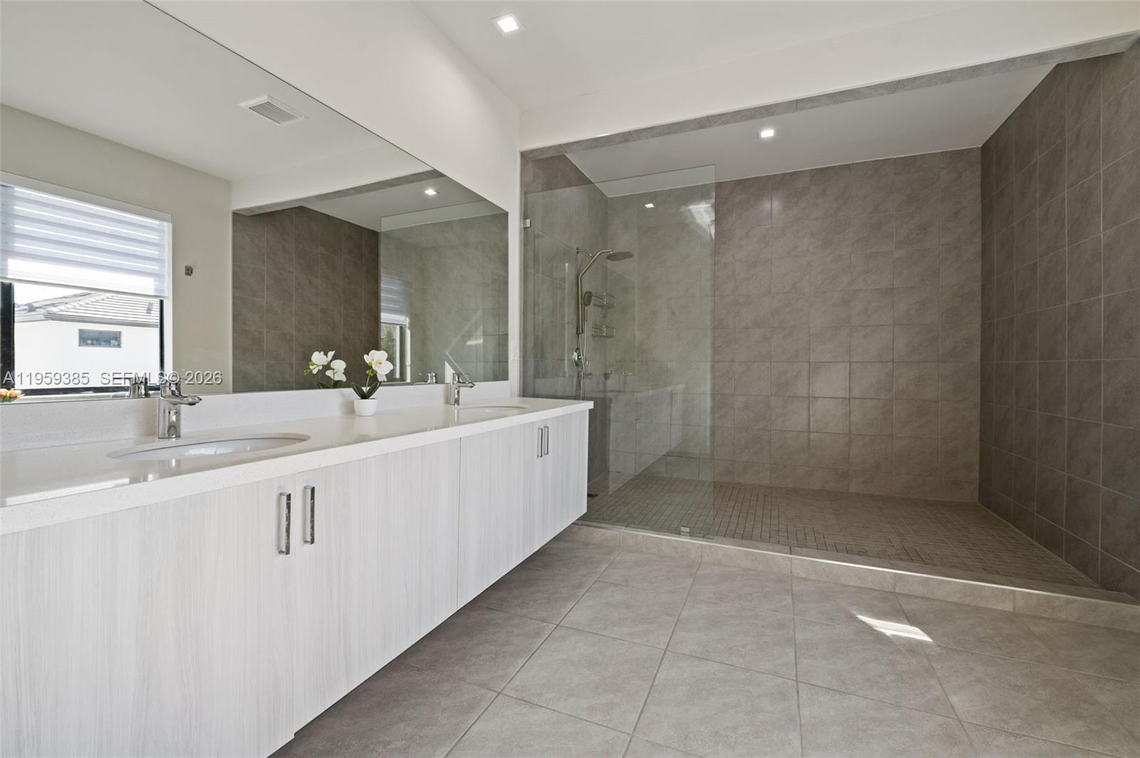 DOWNTOWN DORAL SOUTH PHAS - Residential