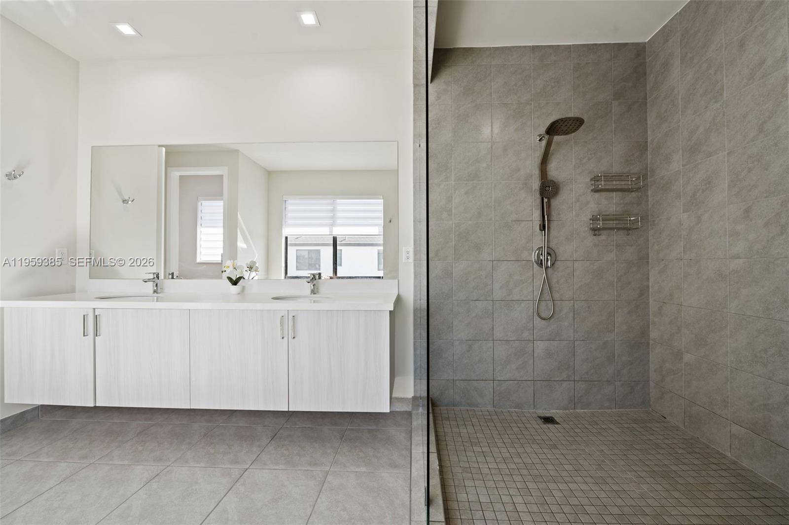 DOWNTOWN DORAL SOUTH PHAS - Residential