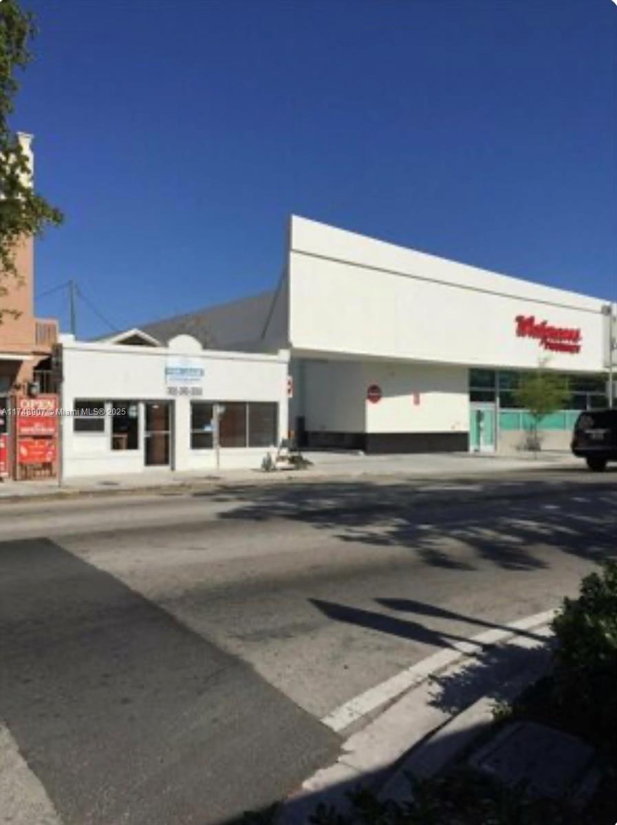Great Location on 8th St., Calle ocho Eight Avenue between Little Havana and Brickell
Next to Walgreens ,SevenEleven, Planet Fitness, Little Cesar and More…. Ideal for franchise retail services medical Dentist or any retail