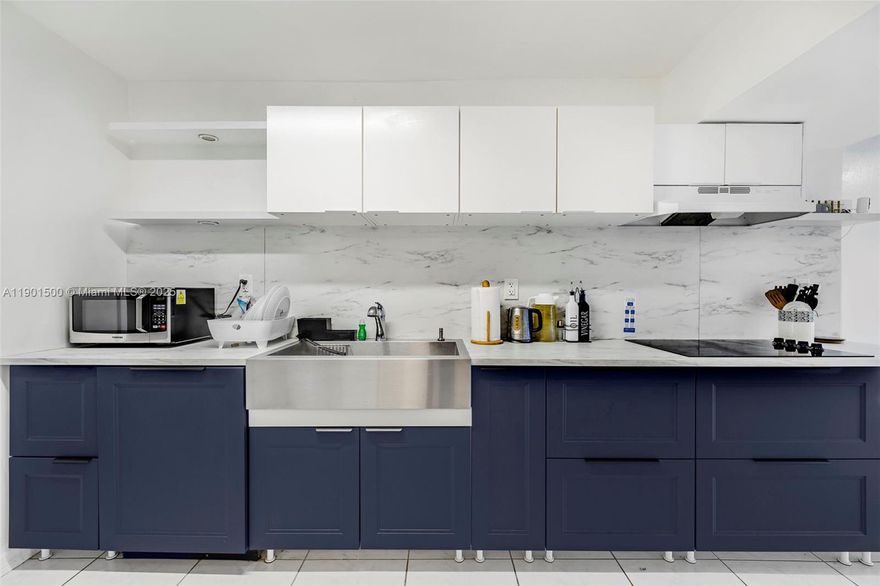 Penthouse 2BD/2BA (970 sq ft) w/ huge bay-view terrace/hurricane shutters. Open concept, new kitchen/appliances/pantry. Remodeled/NO carpet. WASHER & DRYER in unit. Boutique building with only 37 units (40-yr certification passed) w/ pool, sauna, gym, gated parking, storage, car wash. 1-min walk to school/Publix/plaza, 5-min walk to the beach. Can be rented immediately. Seasonal rent OK. LOW HOA $548 Seller financing available—terms negotiable, min 50% down. Property is vacant. Can be shown anytime.