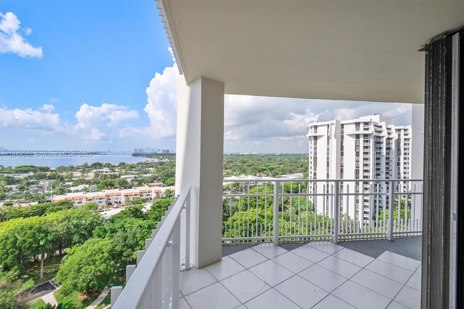 TOWERS OF QUAYSIDE CONDO - Residential