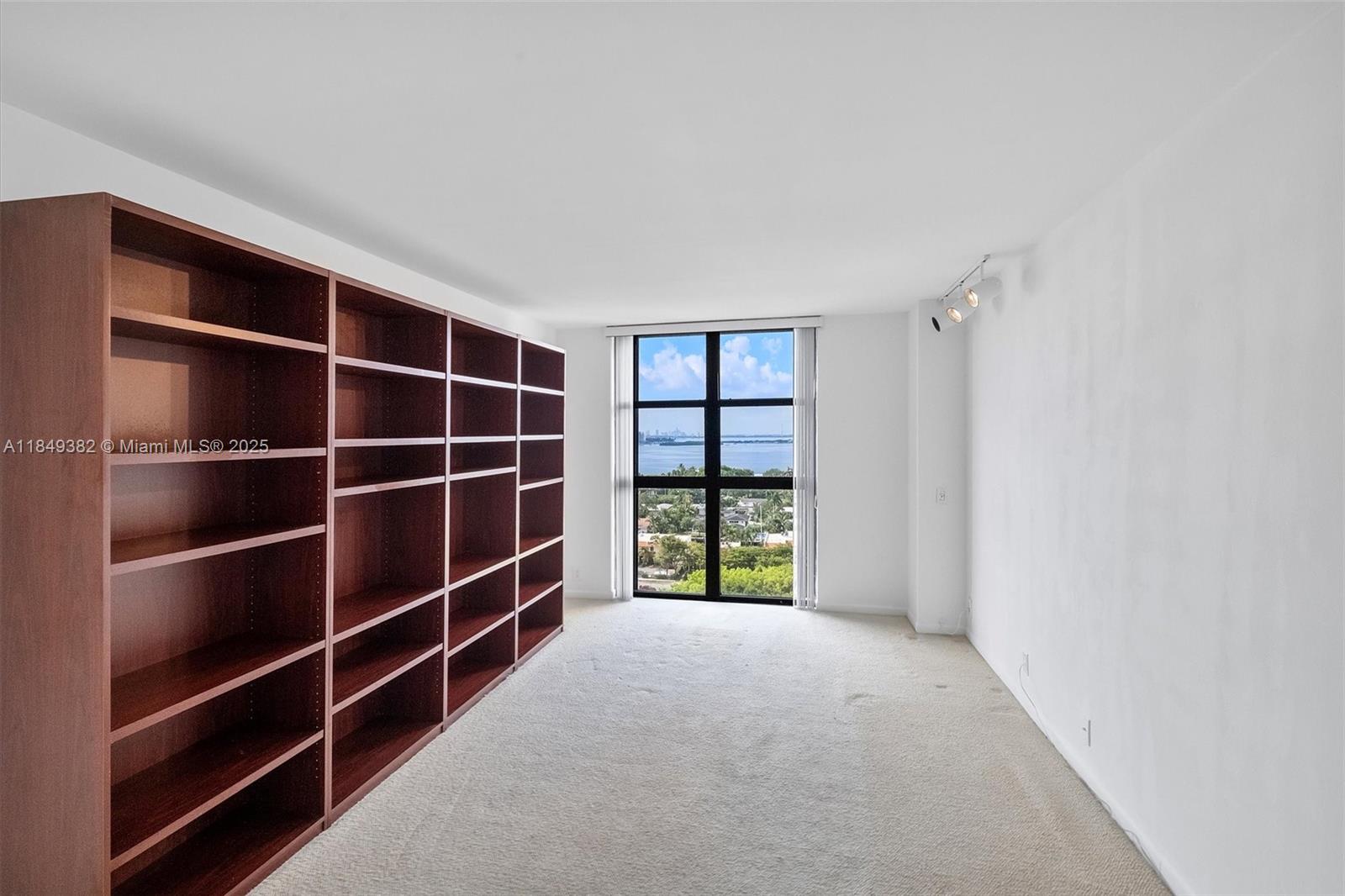 TOWERS OF QUAYSIDE CONDO - Residential