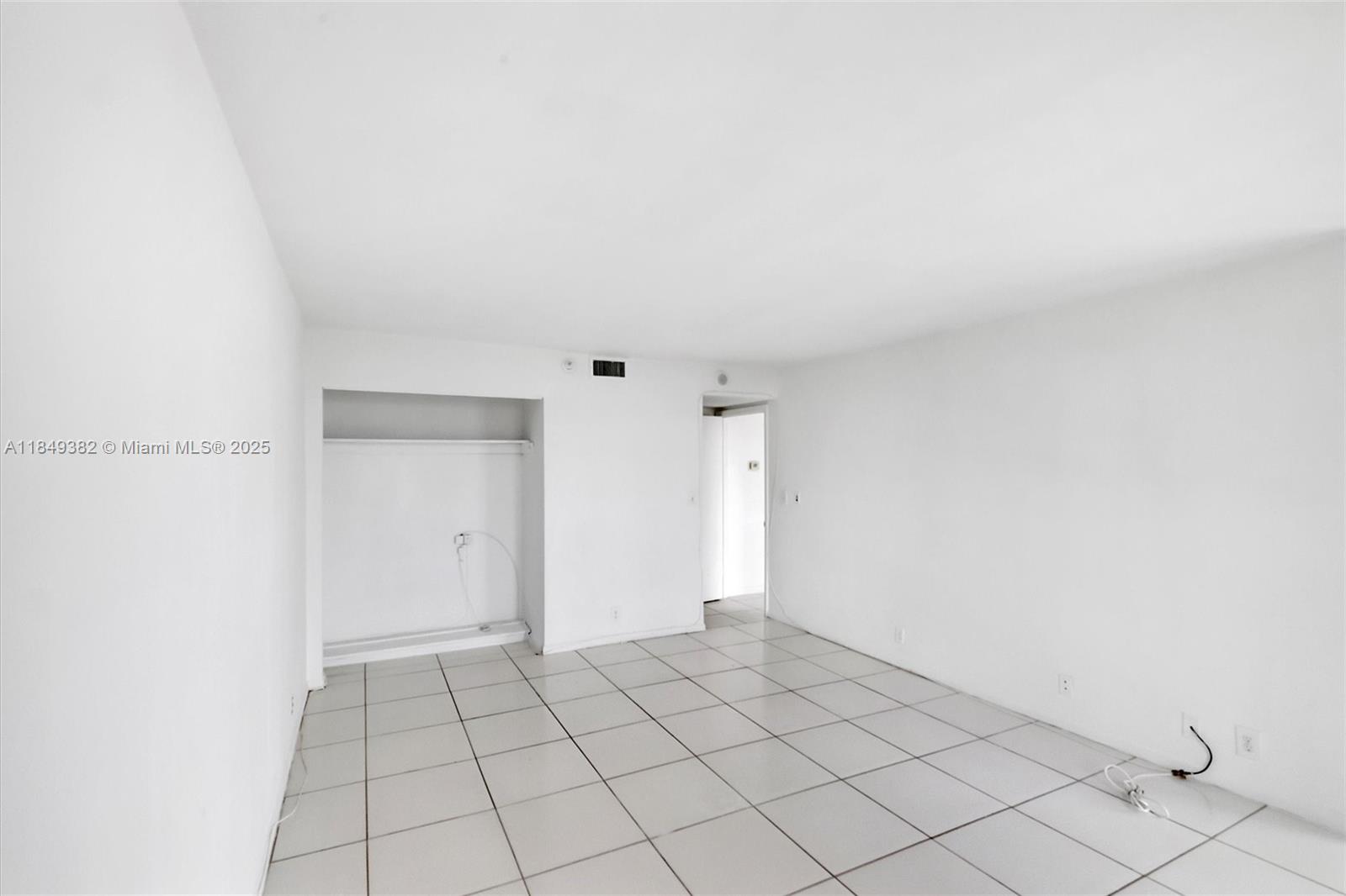 TOWERS OF QUAYSIDE CONDO - Residential