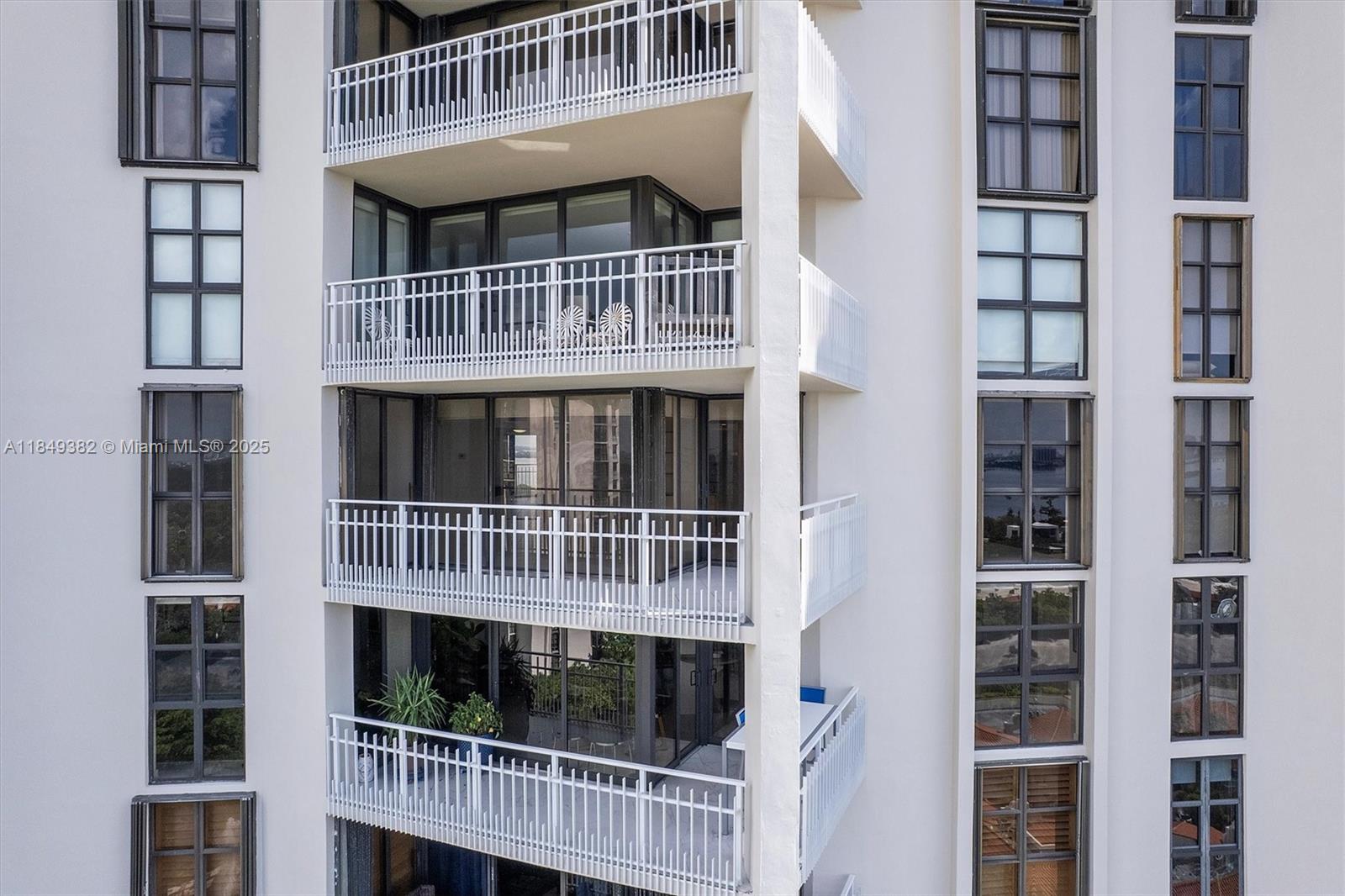 TOWERS OF QUAYSIDE CONDO - Residential