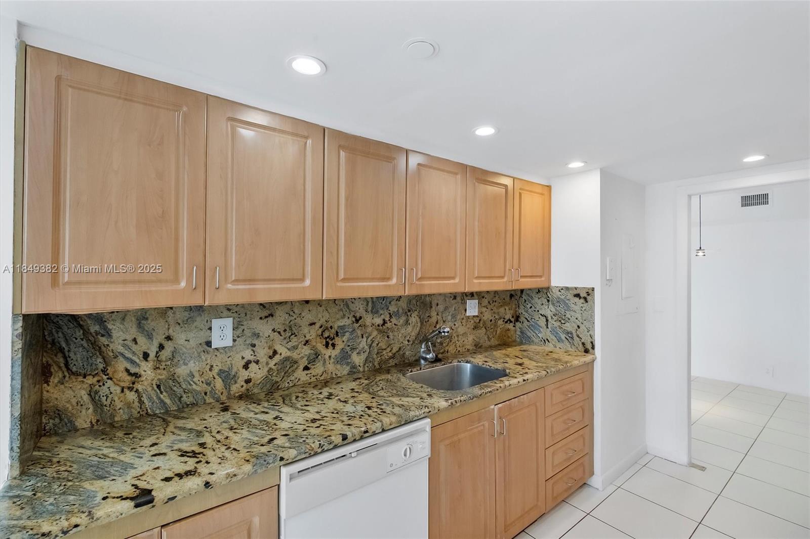 TOWERS OF QUAYSIDE CONDO - Residential