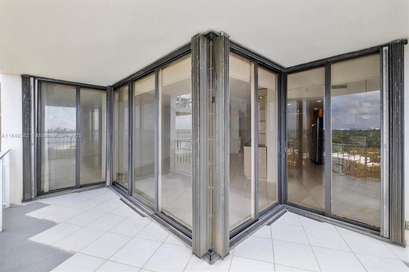 TOWERS OF QUAYSIDE CONDO - Residential