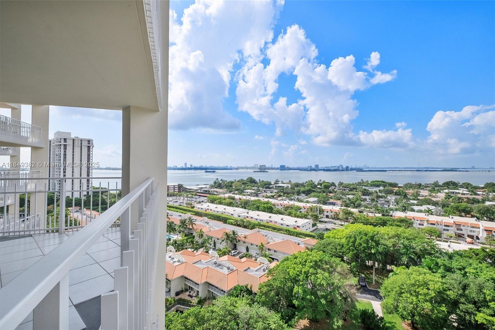 TOWERS OF QUAYSIDE CONDO - Residential