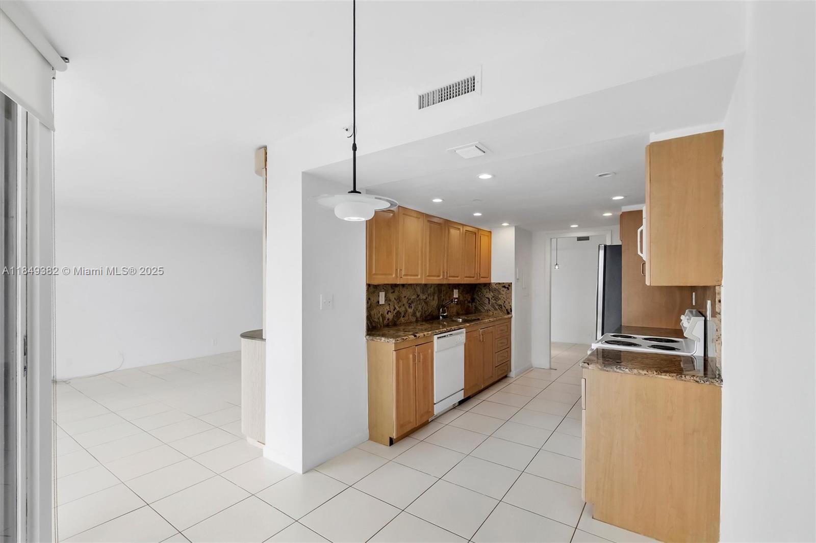 TOWERS OF QUAYSIDE CONDO - Residential