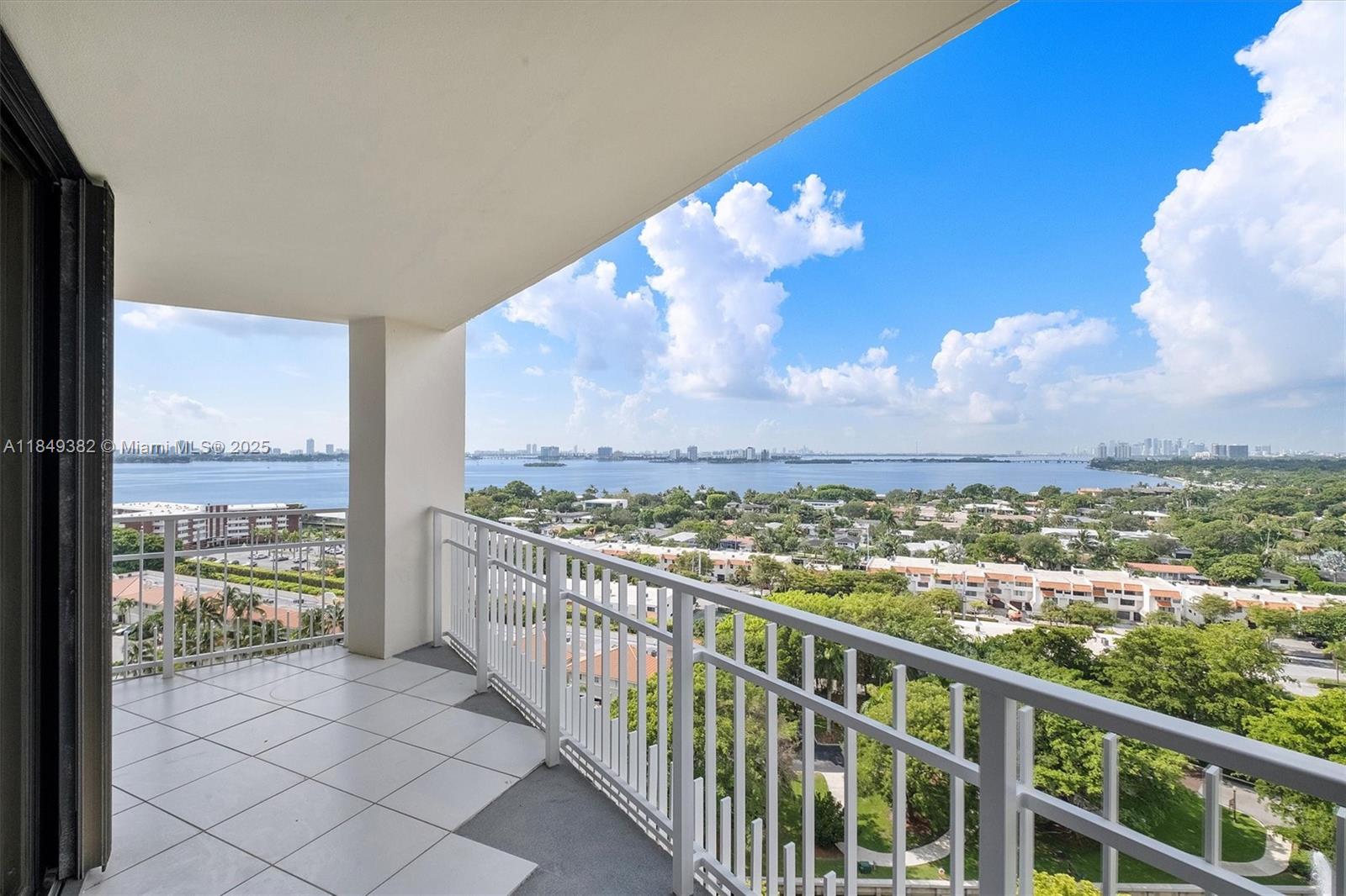 TOWERS OF QUAYSIDE CONDO - Residential