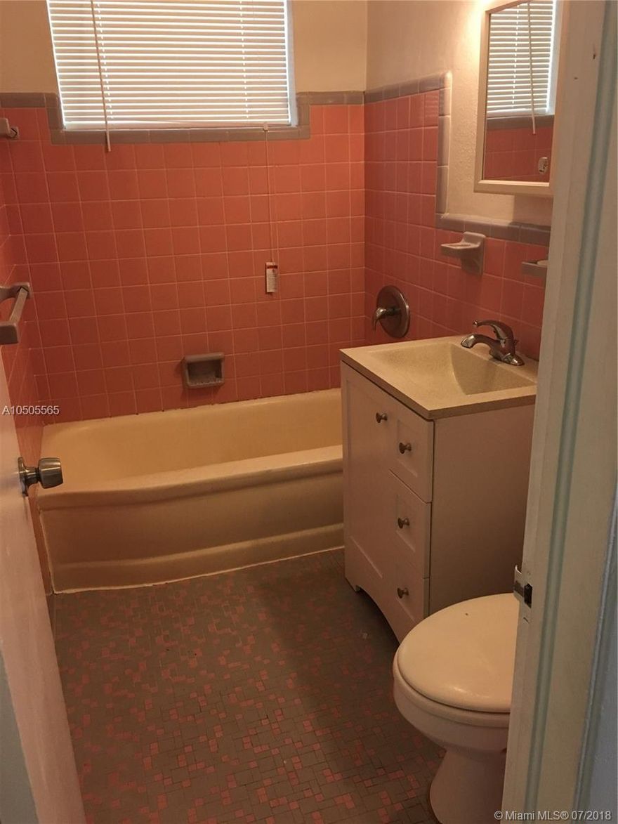 LARGE ONE BEDROOM IN MIAMI BEACH, UNIT HAS A WASHER AND DRYER INSIDE, TILE FLOORS, LARGE CLOSET SPACE, GATED BUILDING, WALKING DISTANCE TO THE BEACH AND RESTAURANTS.