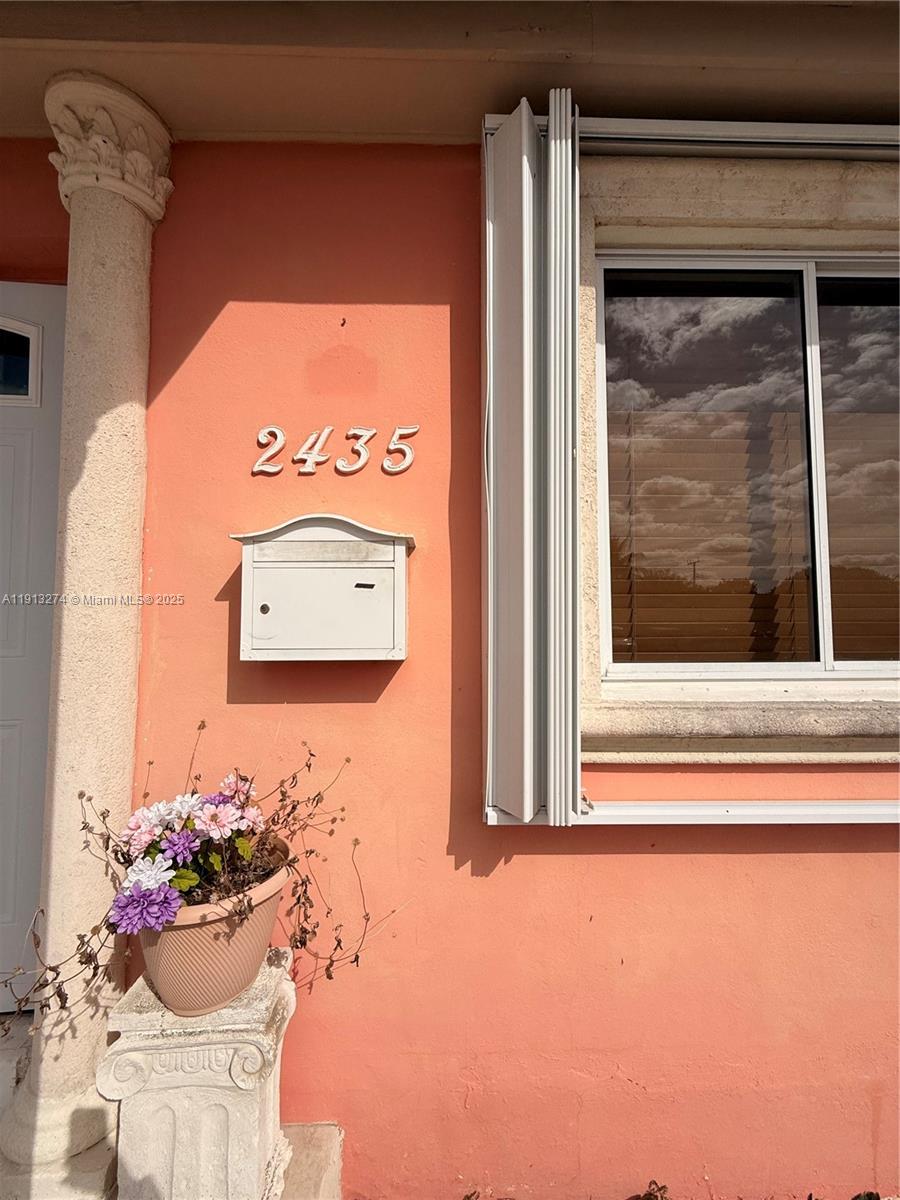 HOLLYWOOD PARK - Residential Lease