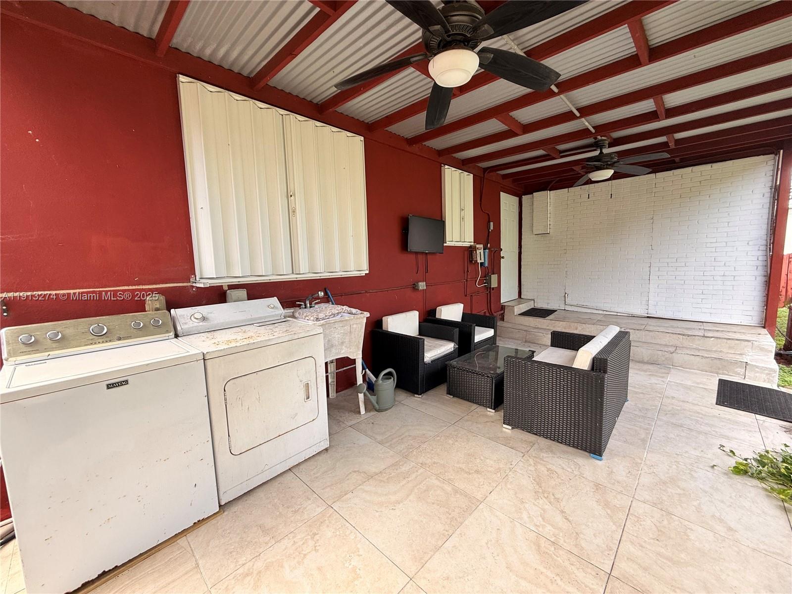 HOLLYWOOD PARK - Residential Lease