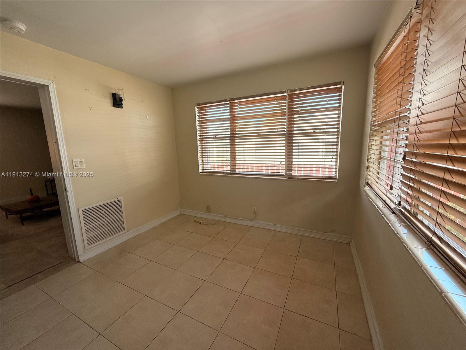 HOLLYWOOD PARK - Residential Lease