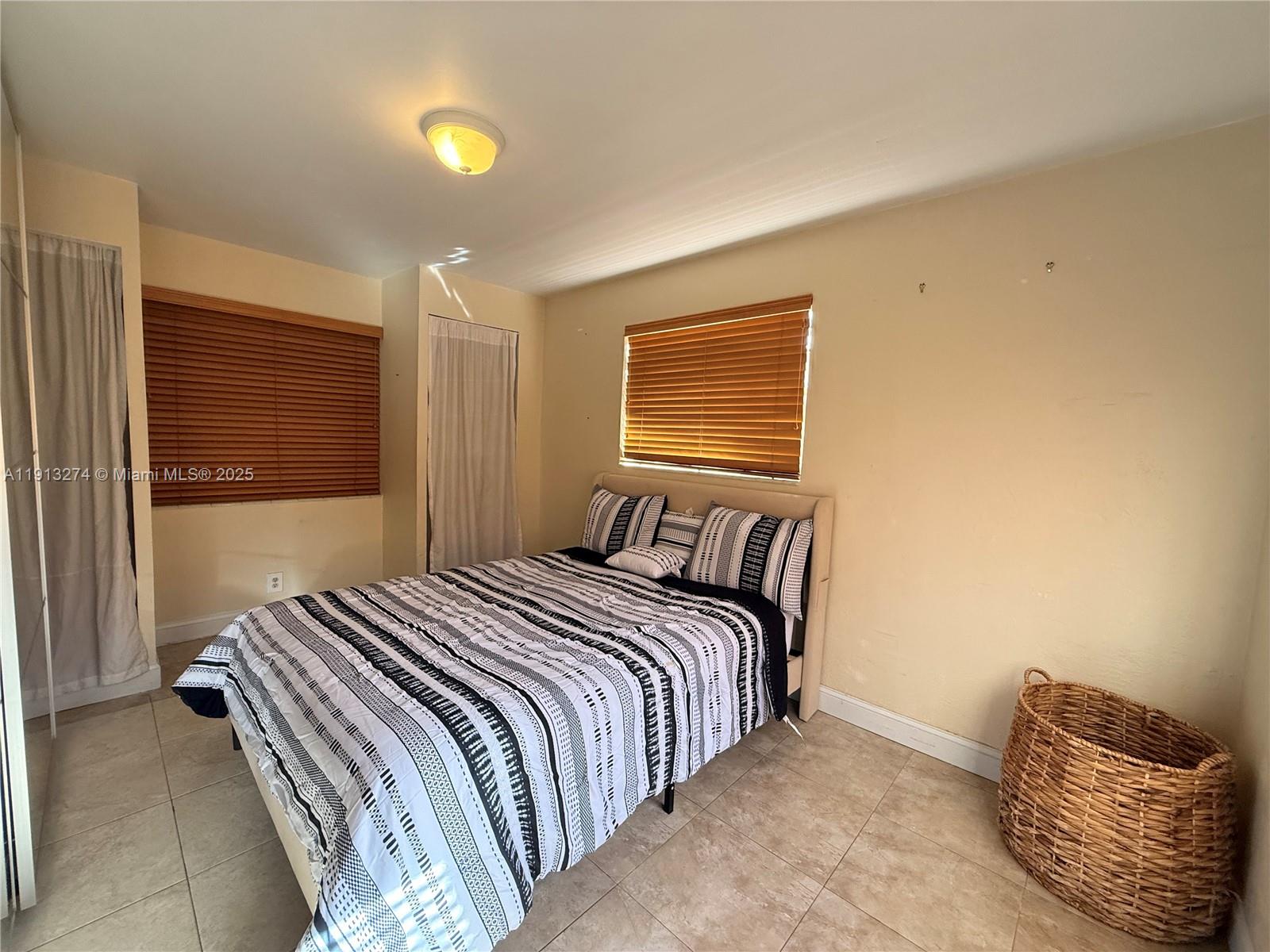 HOLLYWOOD PARK - Residential Lease