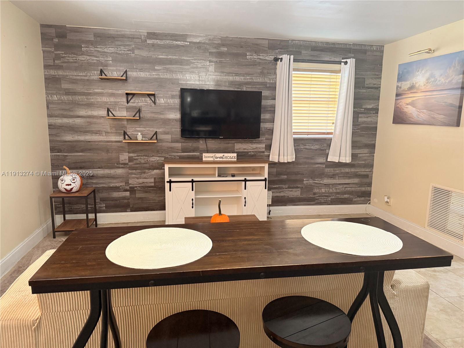 HOLLYWOOD PARK - Residential Lease