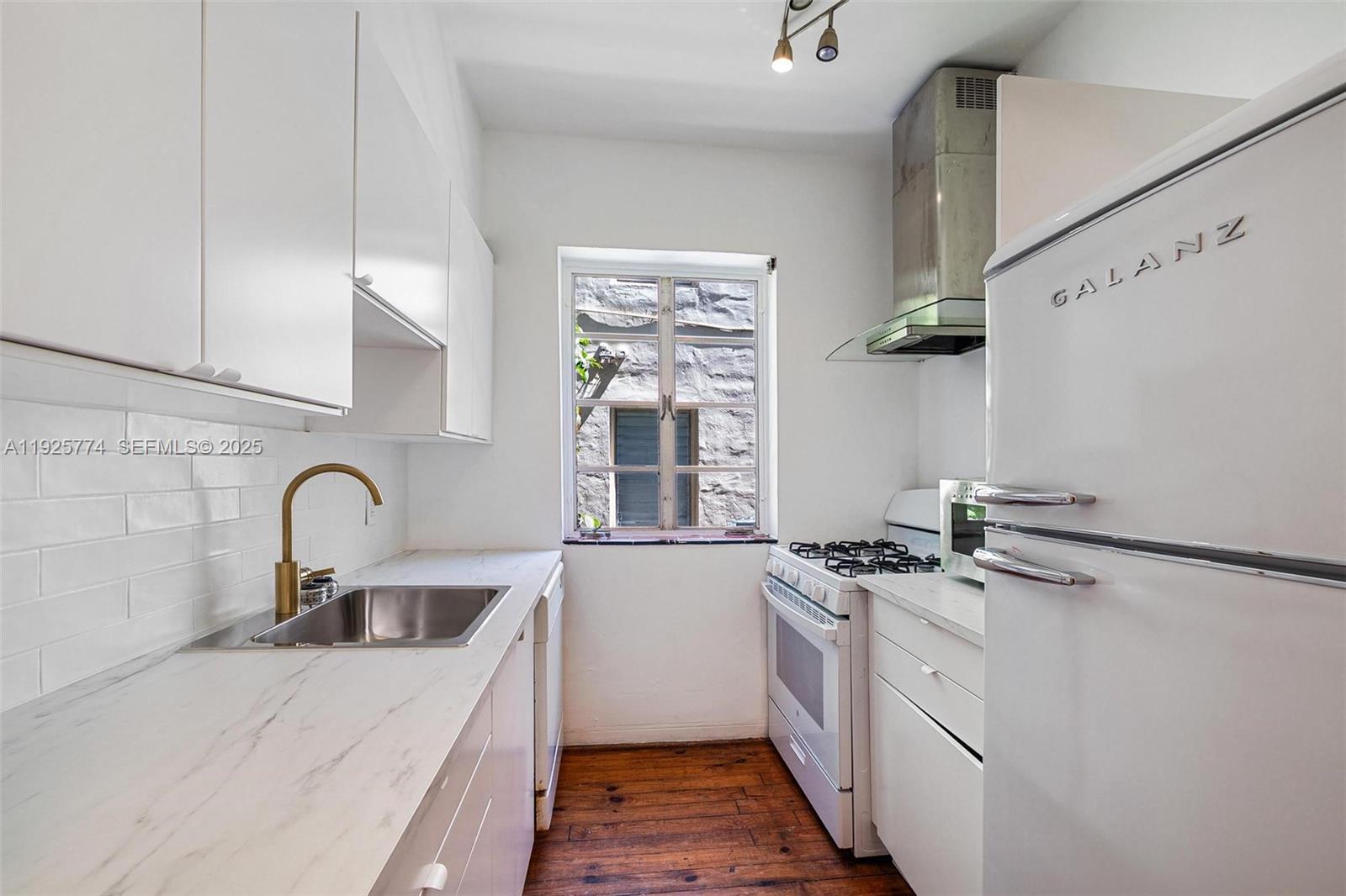 RESIDENCE 1611 CONDO - Residential