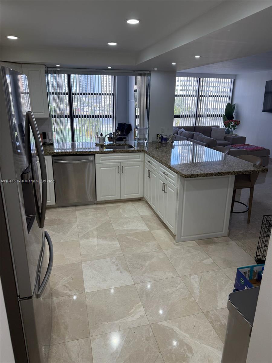 400 Leslie Dr 404