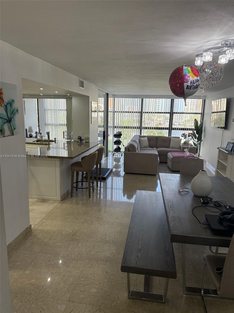 400 Leslie Dr 404