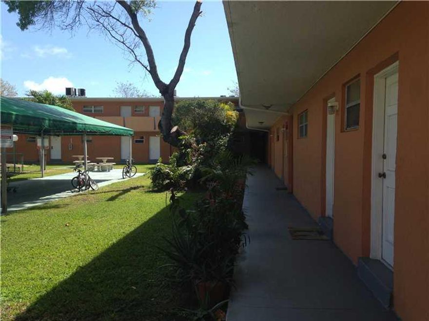 STUDIO / 1 BATH IN ATRACTIVE CONDO. CLOSE TO MAJOR HIGWAYS, SHOPINGS,SCHOOLS, RESTAURANTS, QUIET NEIGHBOORHOOD. PERFECT FOR FIRST TIME BUYERS AND INVESTORS. UNIT RENTED $650 MONTHLY.