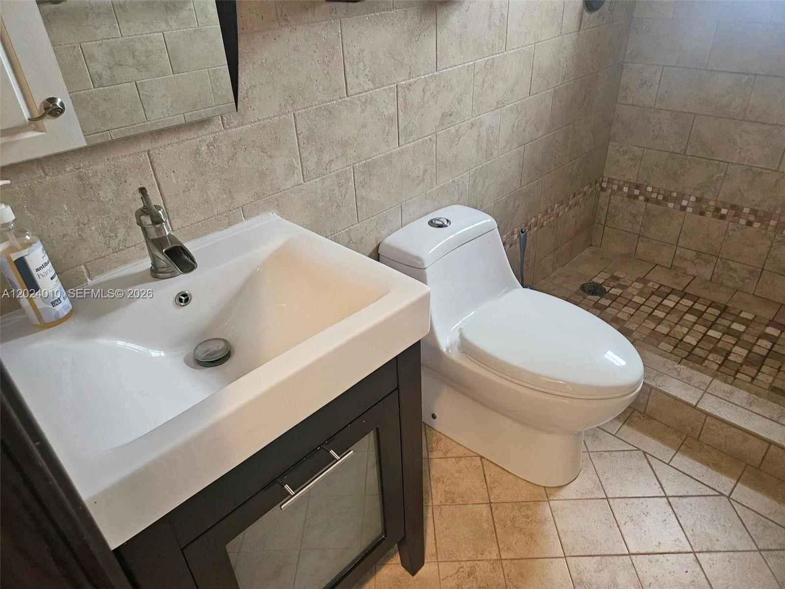 21ST CENTURY HOMES 3RD SE - Residential Lease