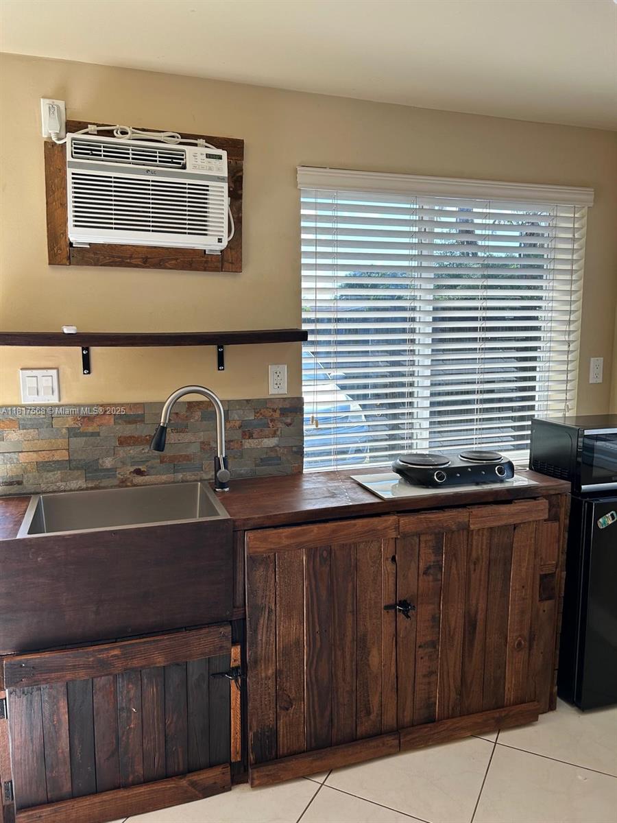 Rental Property at Address Not Disclosed, Hollywood, Broward County, Florida - Bedrooms: 1 
Bathrooms: 1  - $1,300 MO.