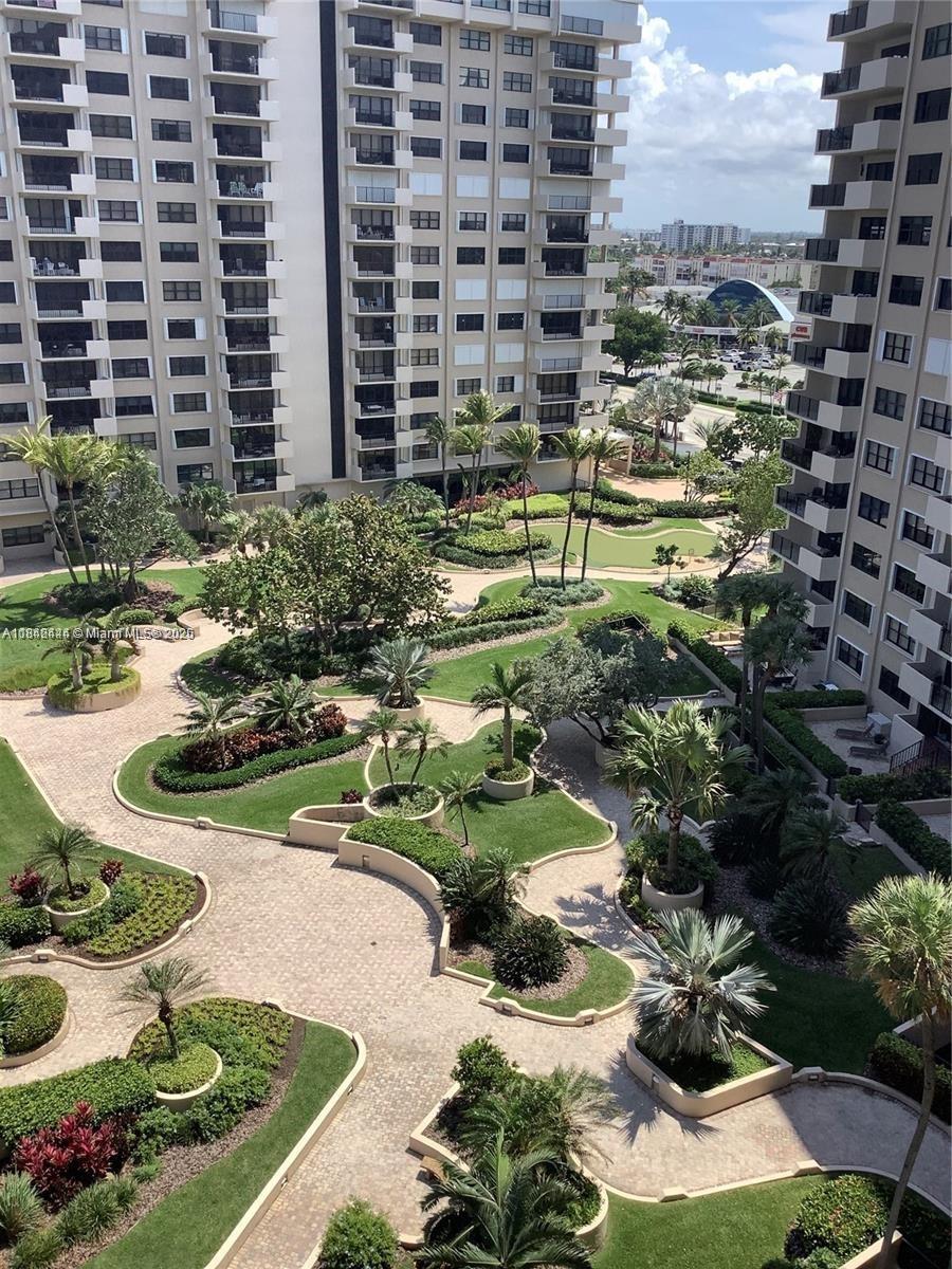 GREAT BUILDING FOR YOUR ANUAL OR SEASONAL RENT, MINIMUM 4 MONTHS RENTAL, RIGHT ON A BEAUTIFUL BEACH, 3 POOLS, TENIS COURTS, GYM AND MANY MORE AMENITIES, ACROSS FROM PUBLIX, DRUG STORE WALKING DISTANCE TO LAUDERDALE BY THE SEA WITH MANY RESTAURANTS.