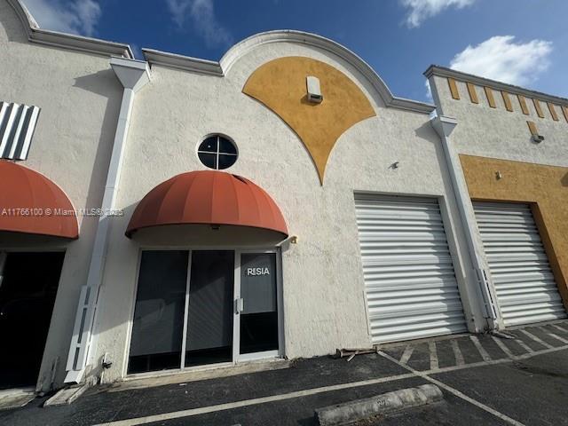 NICE CONDO WAREHOUSE, EXCELLENT CONDITION AND LOCATION ACROSS FROM TAMIAMI AIRPORT, READY TO OCCUPAY, 18 FOOT-HIGH CONCRETE CEILING, FULL A/C, 3 YEAR LEASE REQUIRED, EASY TO SHOW
The Landlord offers TWO FREE MONTHS AT FULL PRICE !!!
"Jobs related to cars like mechanics and body shop are welcome"
