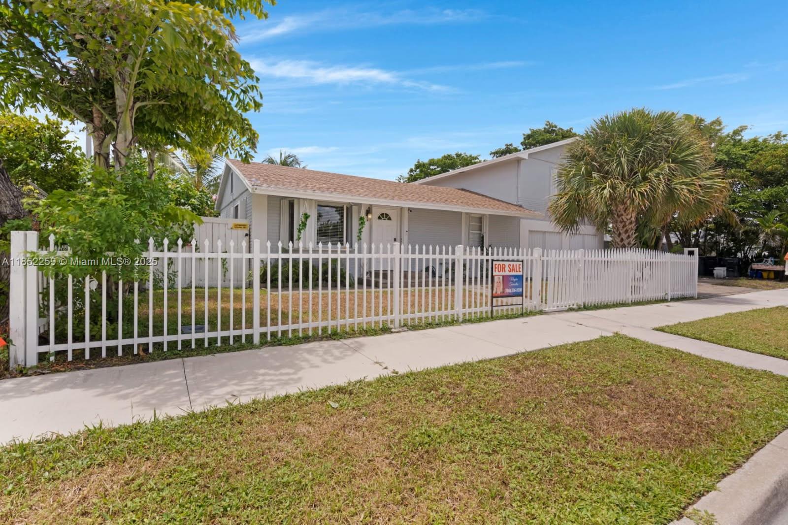 Discover this stunning property located in the heart of Lake Worth Beach, just 5 minutes from the beach and 10 minutes from DT Mar-a-Lago resort. This unique home offers everything you need: space, comfort, and a prime location in South Florida. Key Features: 5 spacious bedrooms 3 full bathrooms, Separate guest house – perfect for guests or short-term rental Private pool – ideal for enjoying Florida’s sunshine?? 2-car garage with ample storage space
17,000 sq ft lot – room for gardens, play areas, or expansion?? Just minutes from pristine white-sand beaches and the vibrant Lake Worth Beach downtown area.
This property is ideal for both family living and as an investment opportunity, offering a perfect blend of location, space, and privacy.