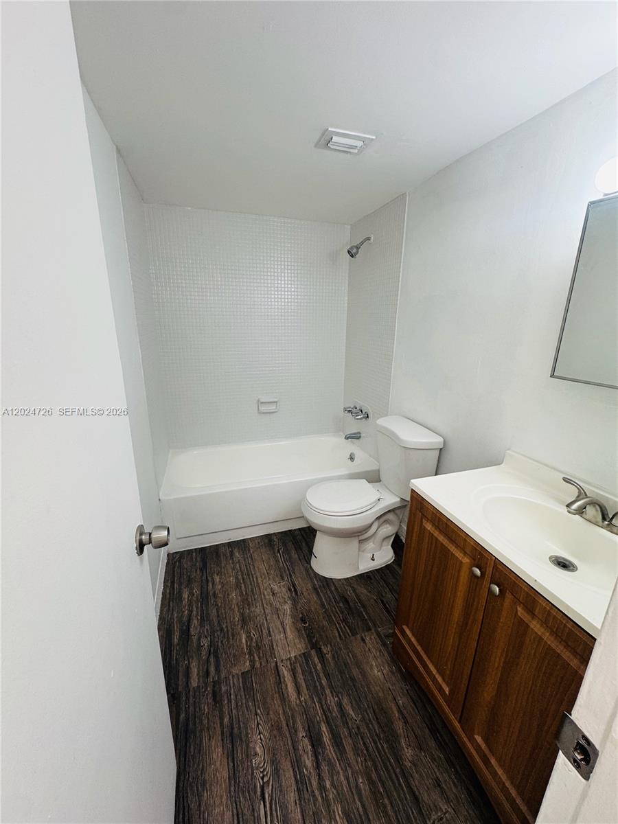 486 NW 165th St Rd B-201