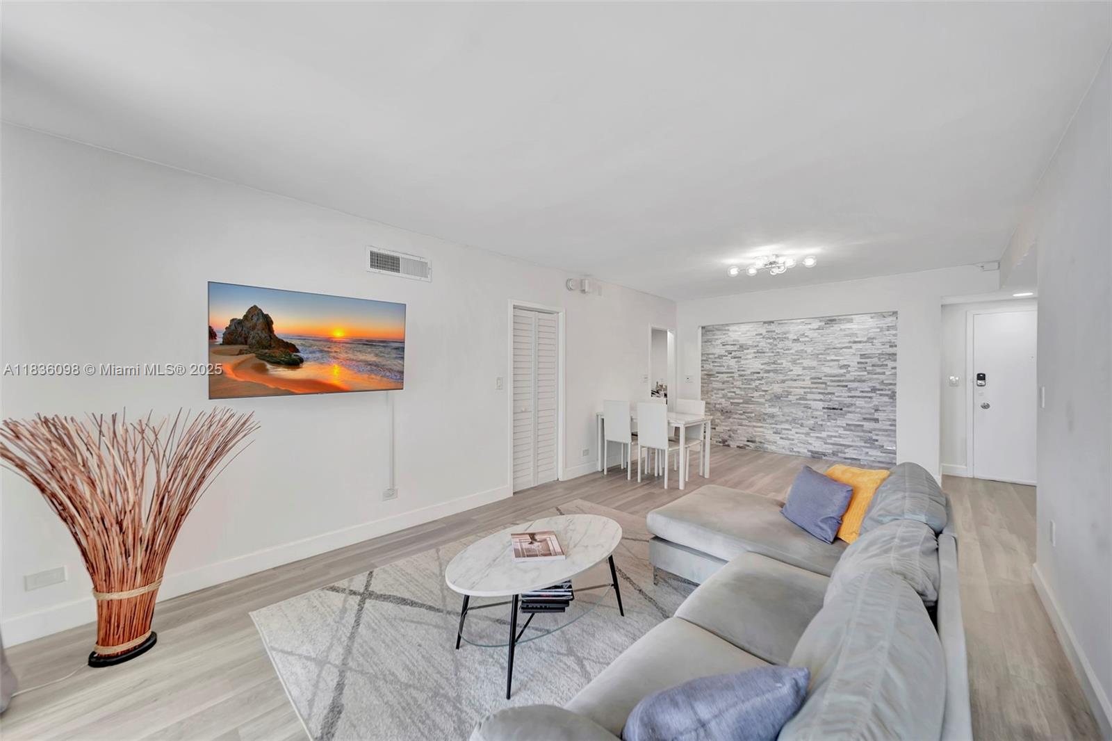 5005 Collins Ave 815, Miami Beach, FL, 33140/$650,000 3 5005 Collins Ave 815