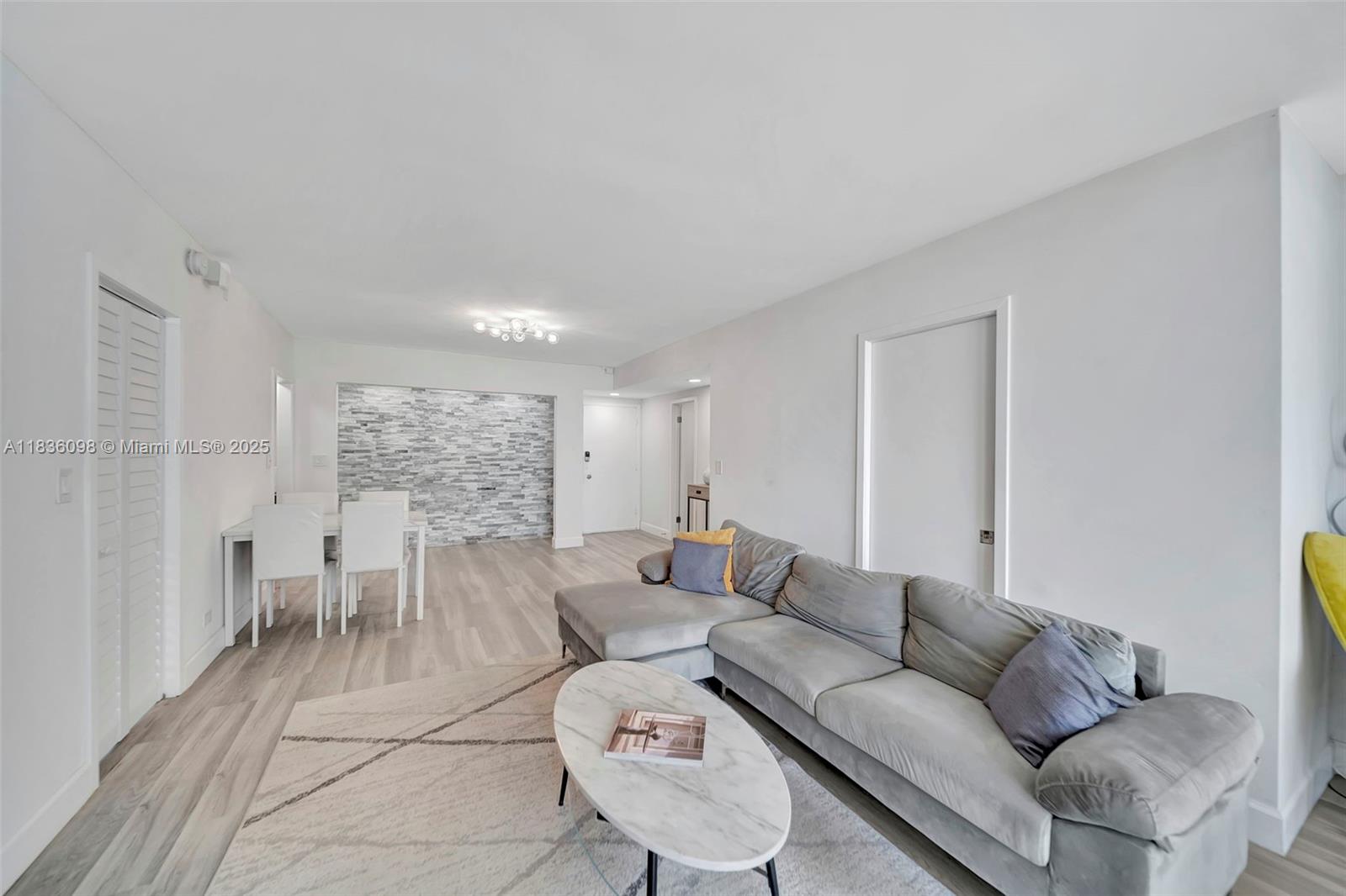 5005 Collins Ave 815, Miami Beach, FL, 33140/$650,000 4 5005 Collins Ave 815