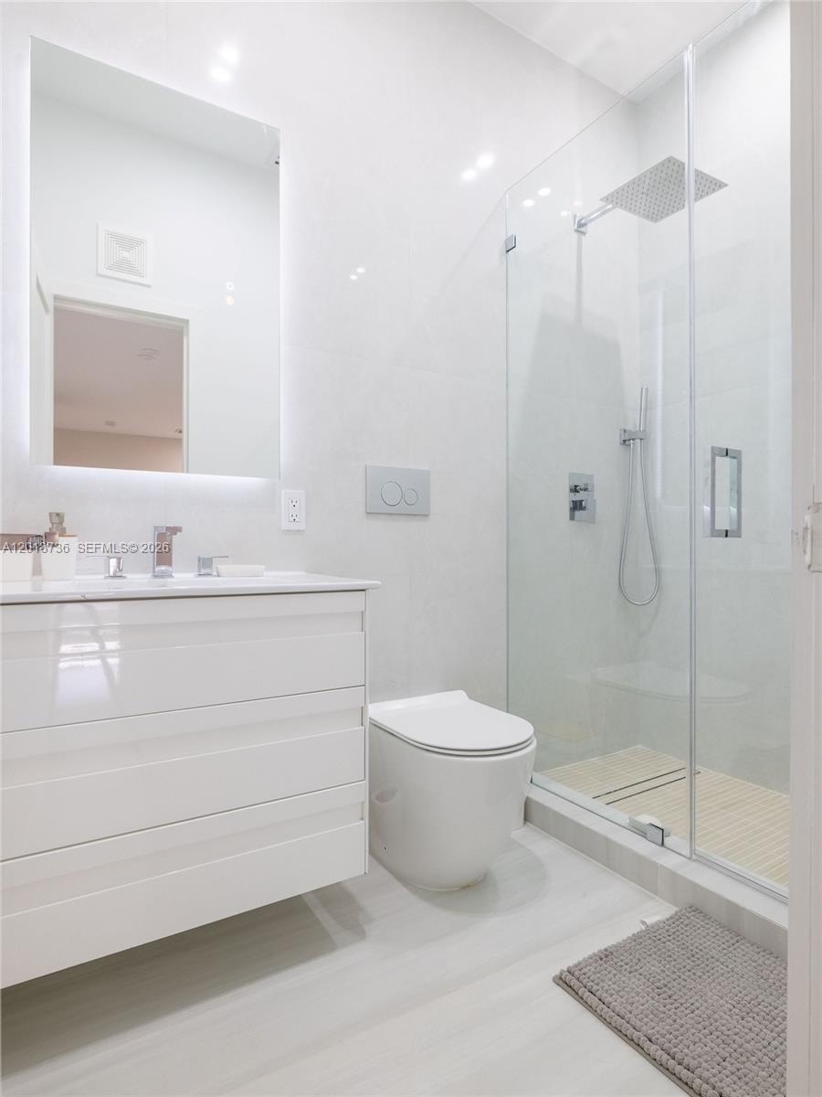 PORTSIDE YACHT CLUB CONDO - Residential