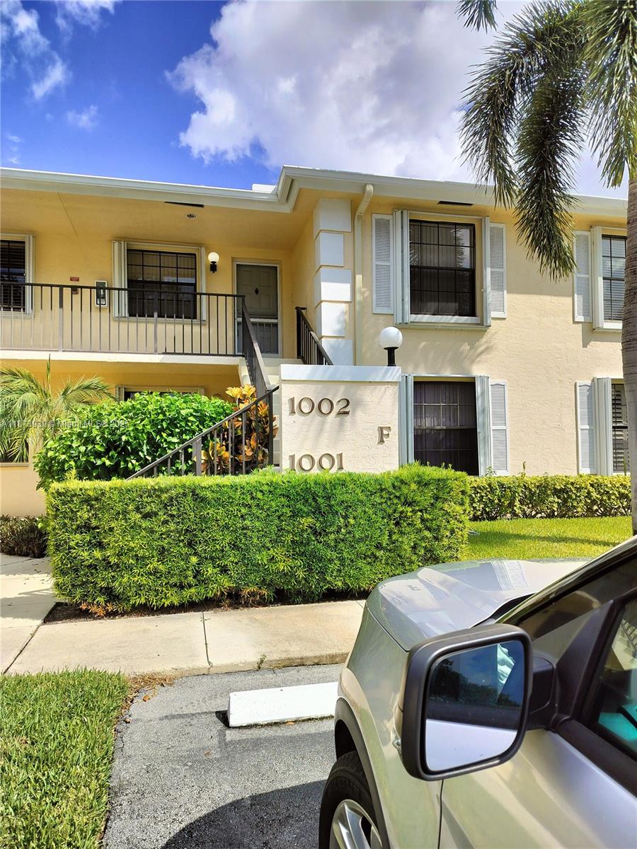 Golf course view. Fully furnished. Close to I95, Turnpike and shopping. Call listing agent for appointment.
