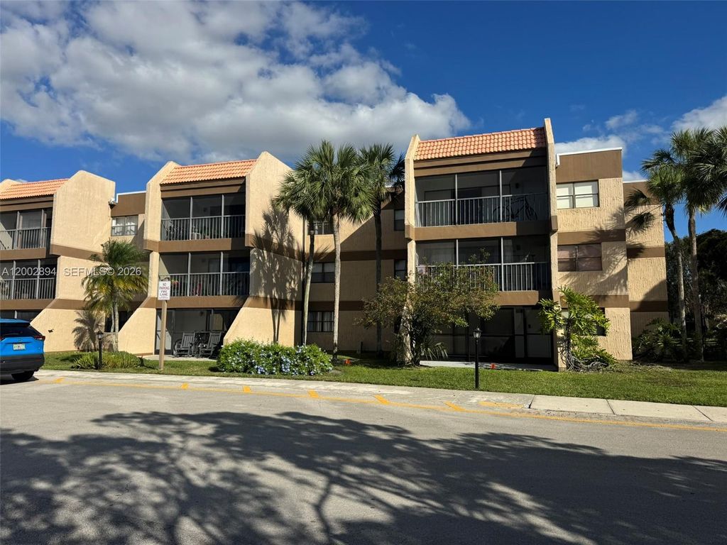 Photo of 240 Lakeview Dr #112, Weston, FL 33326 (MLS # A12002894)