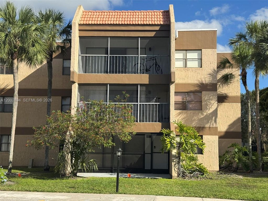 Photo of 240 Lakeview Dr #112, Weston, FL 33326 (MLS # A12002894)