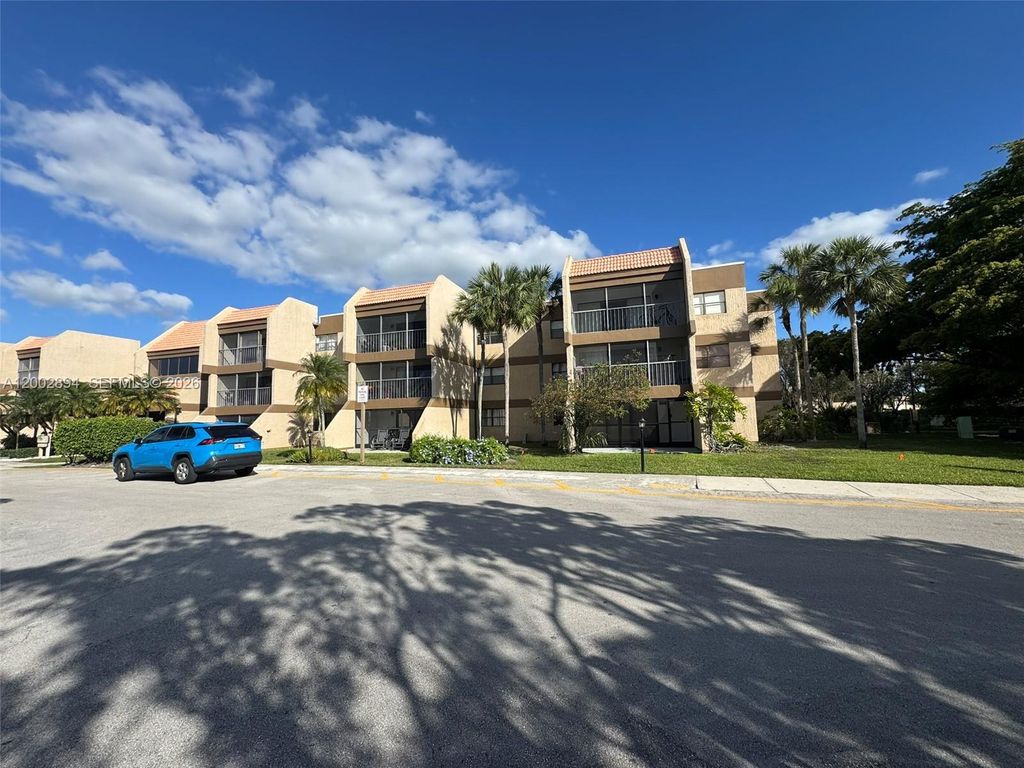 Photo of 240 Lakeview Dr #112, Weston, FL 33326 (MLS # A12002894)