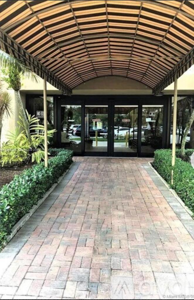 BUILDING TEN OF RACQUET C - Residential Lease