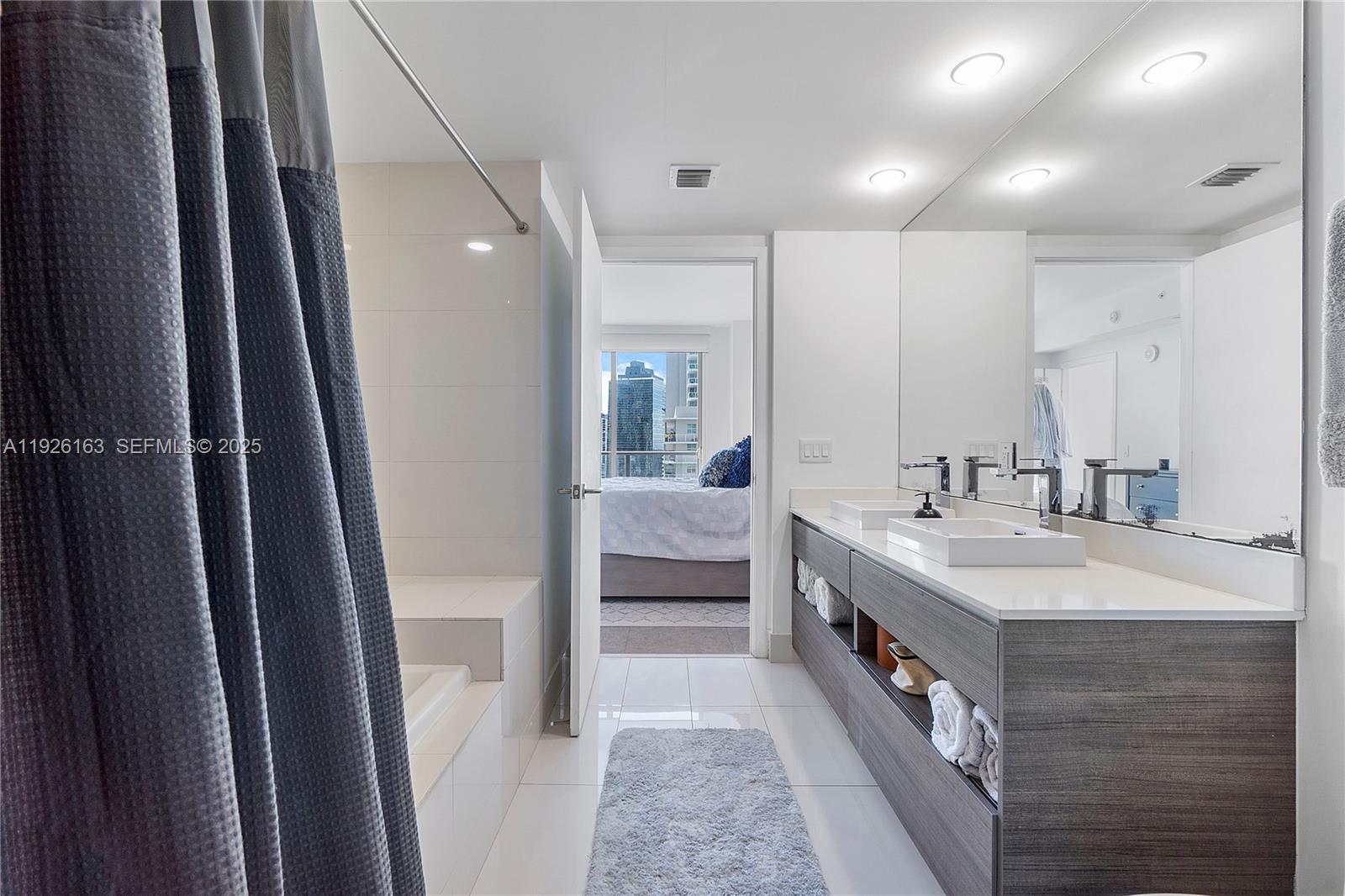 1100 MILLECENTO RESIDENCE - Residential