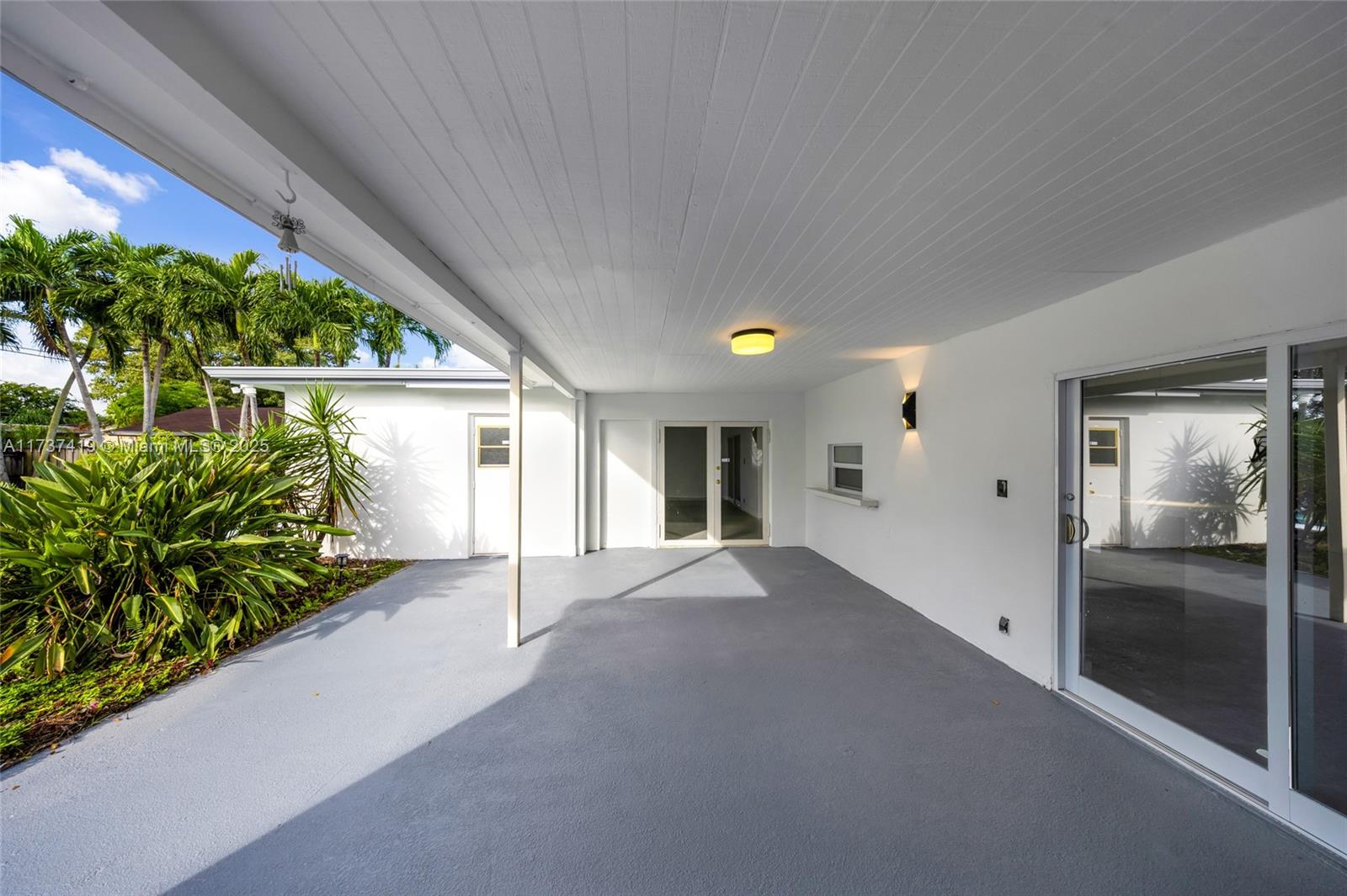 HOLLYWOOD HILLS - Residential