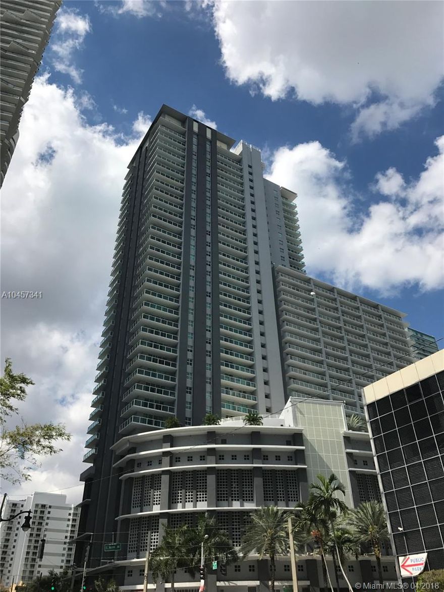 Spacious corner unit, upgraded European kitchen cabinetry, quartz countertop and table with stainless steel appliances, large wrap-around "L" shape balcony. Enjoy the amenities including fitness center, pool, spa, media room, business center, sun deck, internet, party room, 24 hours security, valet, concierge. Nice Building located in the heart of Brickell, surrounded by finest restaurants, bars and more