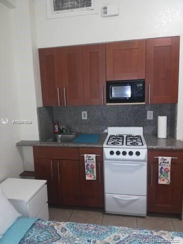 HOLLYWOOD BEACH RESORT CO - Residential Lease
