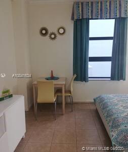 HOLLYWOOD BEACH RESORT CO - Residential Lease