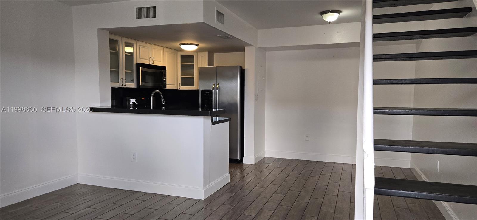 CORAL POINTE TOWNHOMES CO - Residential Lease