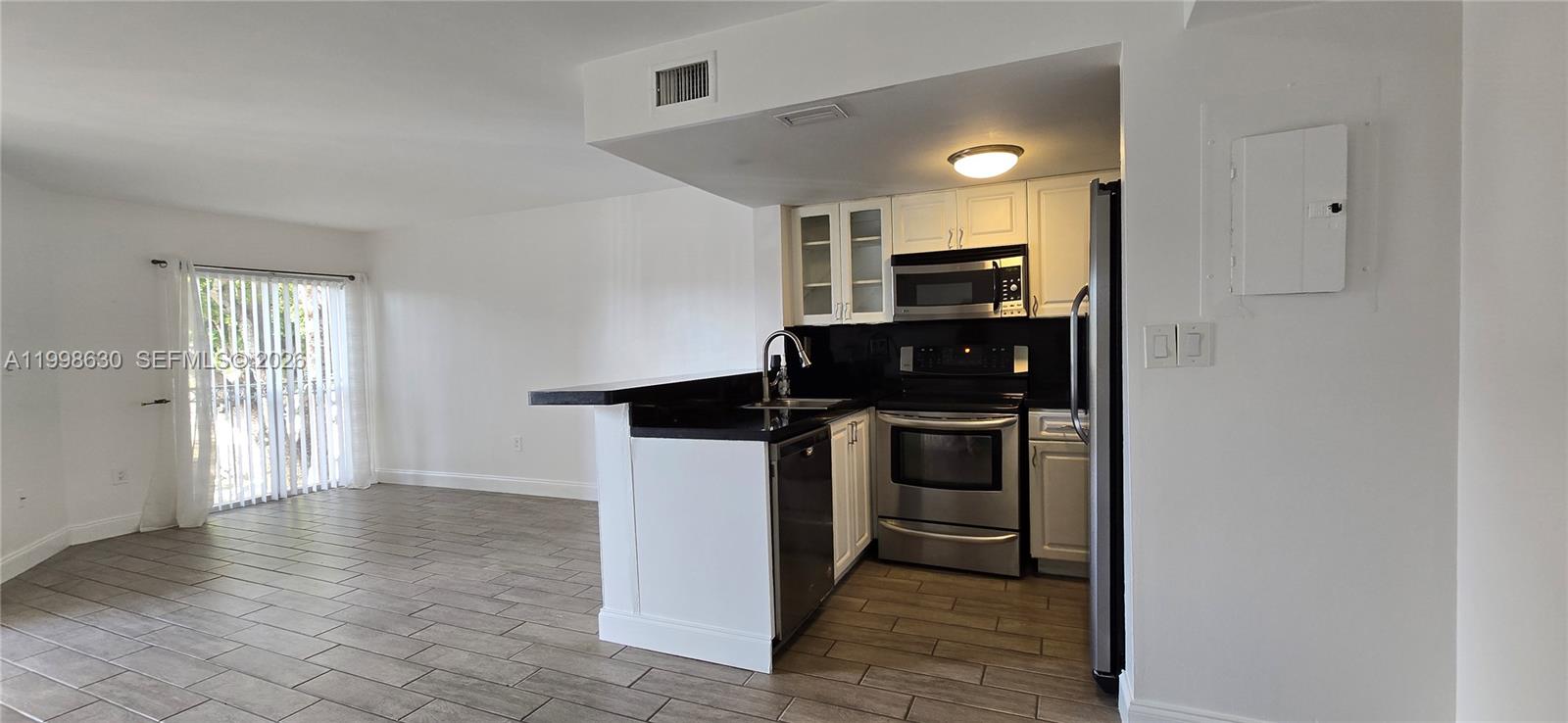 CORAL POINTE TOWNHOMES CO - Residential Lease