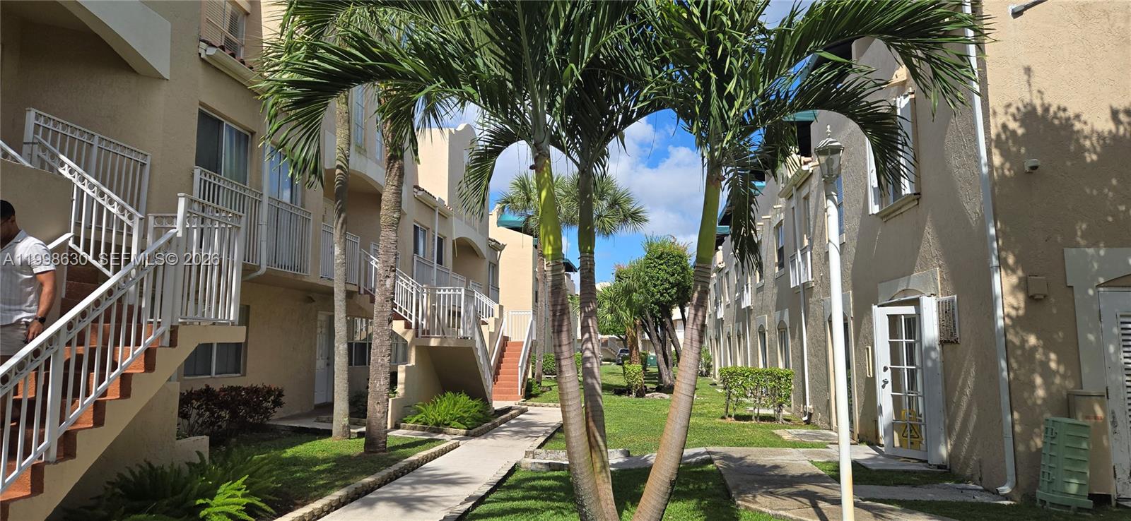 CORAL POINTE TOWNHOMES CO - Residential Lease