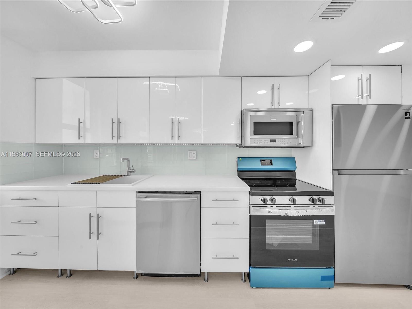 WINSTON TOWERS 500 CONDO - Residential