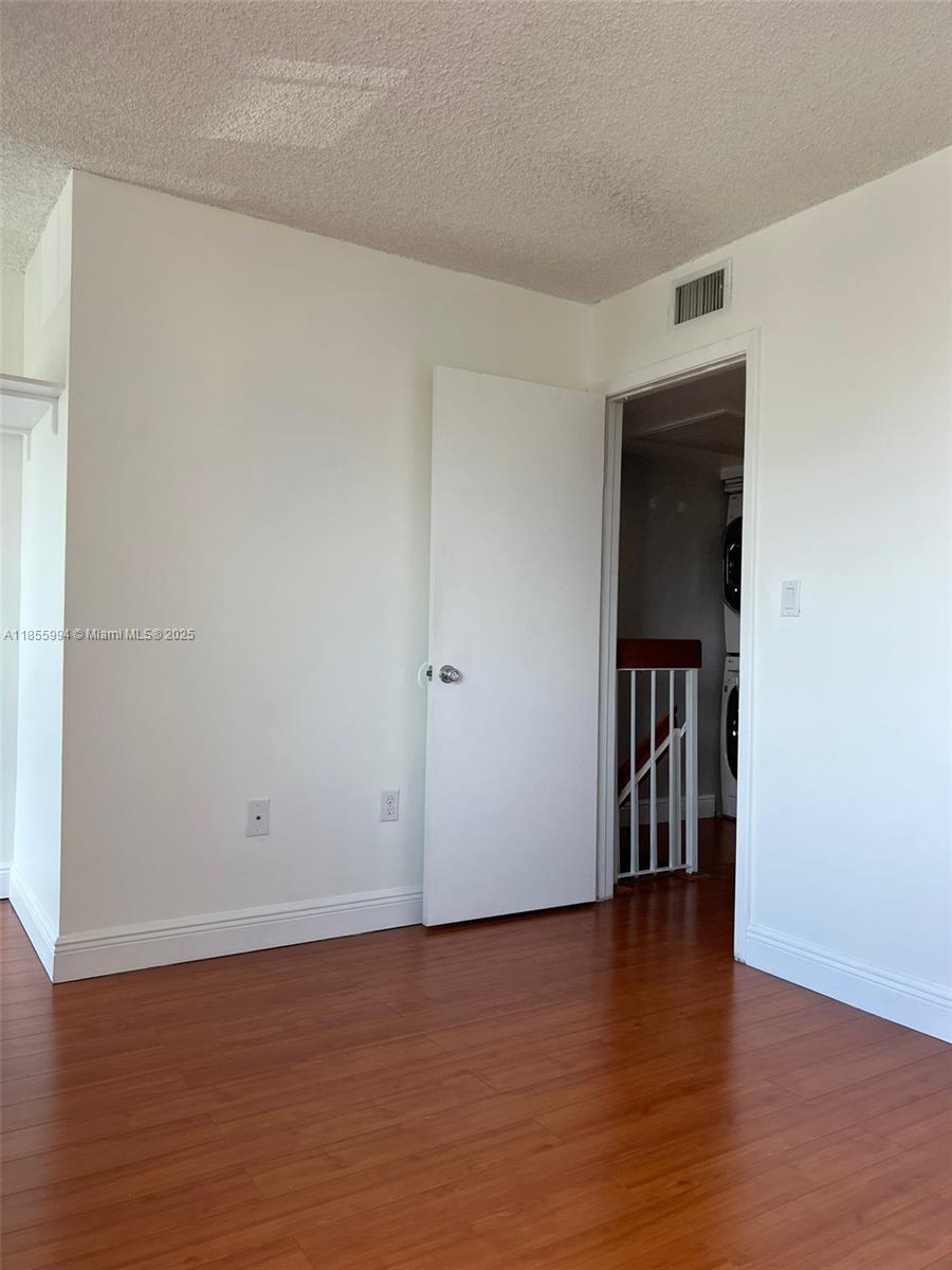 CORAL POINTE TOWNHOMES CO - Residential Lease