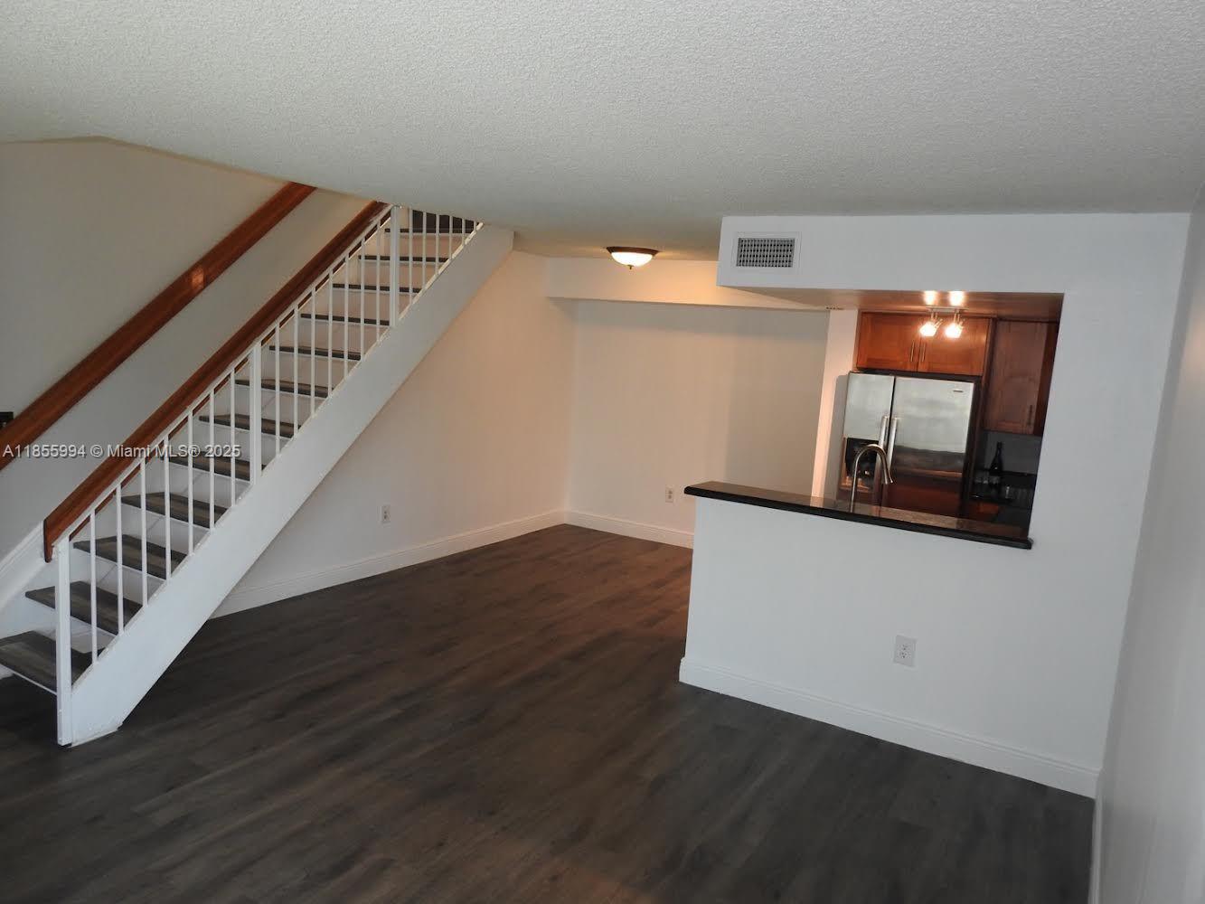 CORAL POINTE TOWNHOMES CO - Residential Lease