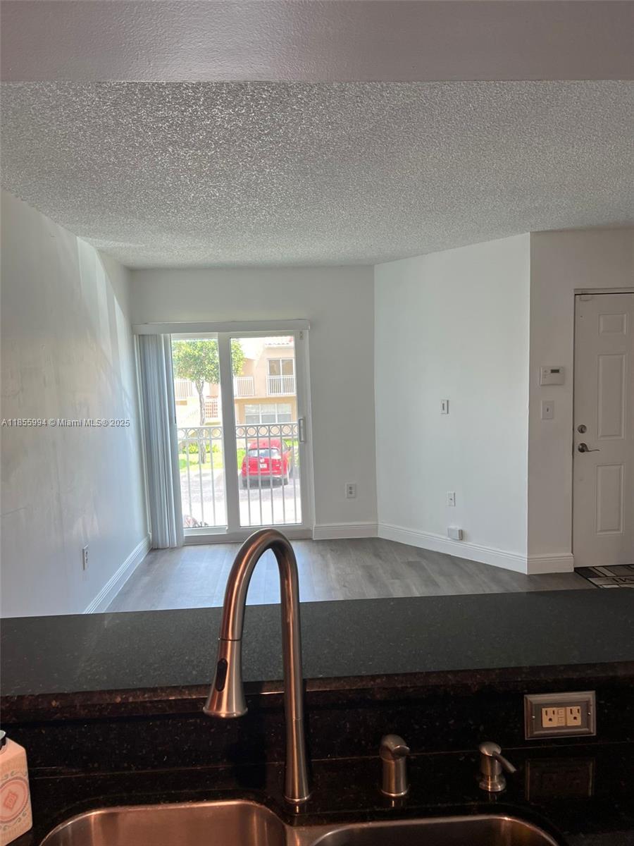 CORAL POINTE TOWNHOMES CO - Residential Lease